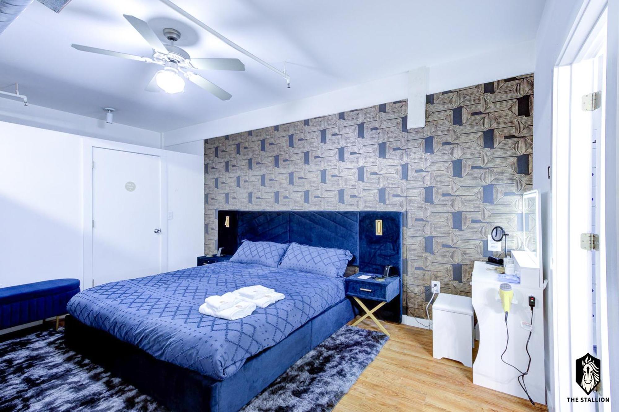 Apartment The Stallion #304 - Walk To Museums In Downtown, Luxe Loft With Free Gated Covered Parking